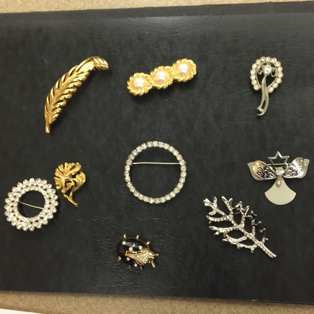 Bundle of vintage brooches